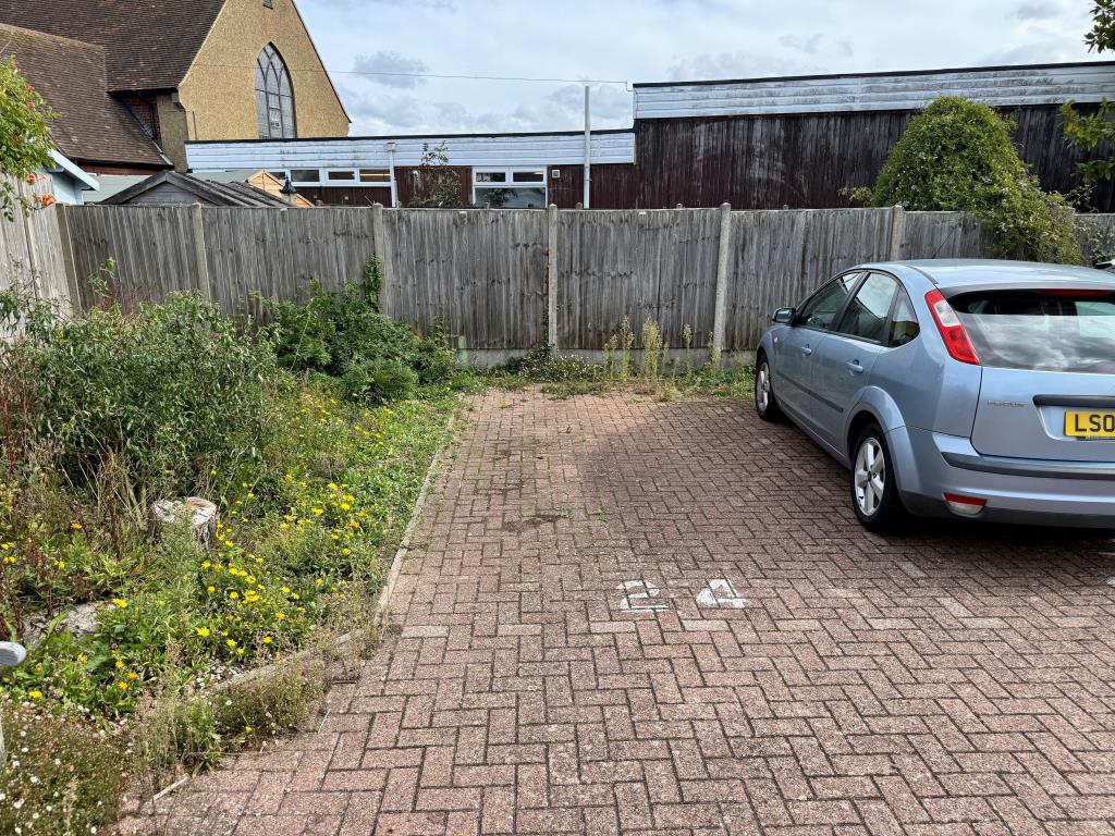 Lot: 145 - ONE-BEDROOM FLAT FOR INVESTMENT - Parking space